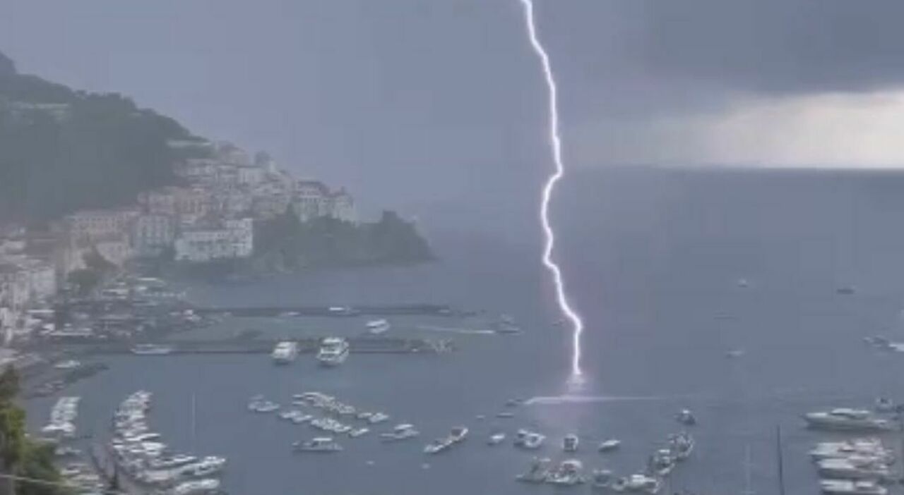 Amalfi, tempesta in Costiera: fulmine si abbatte al centro del porto