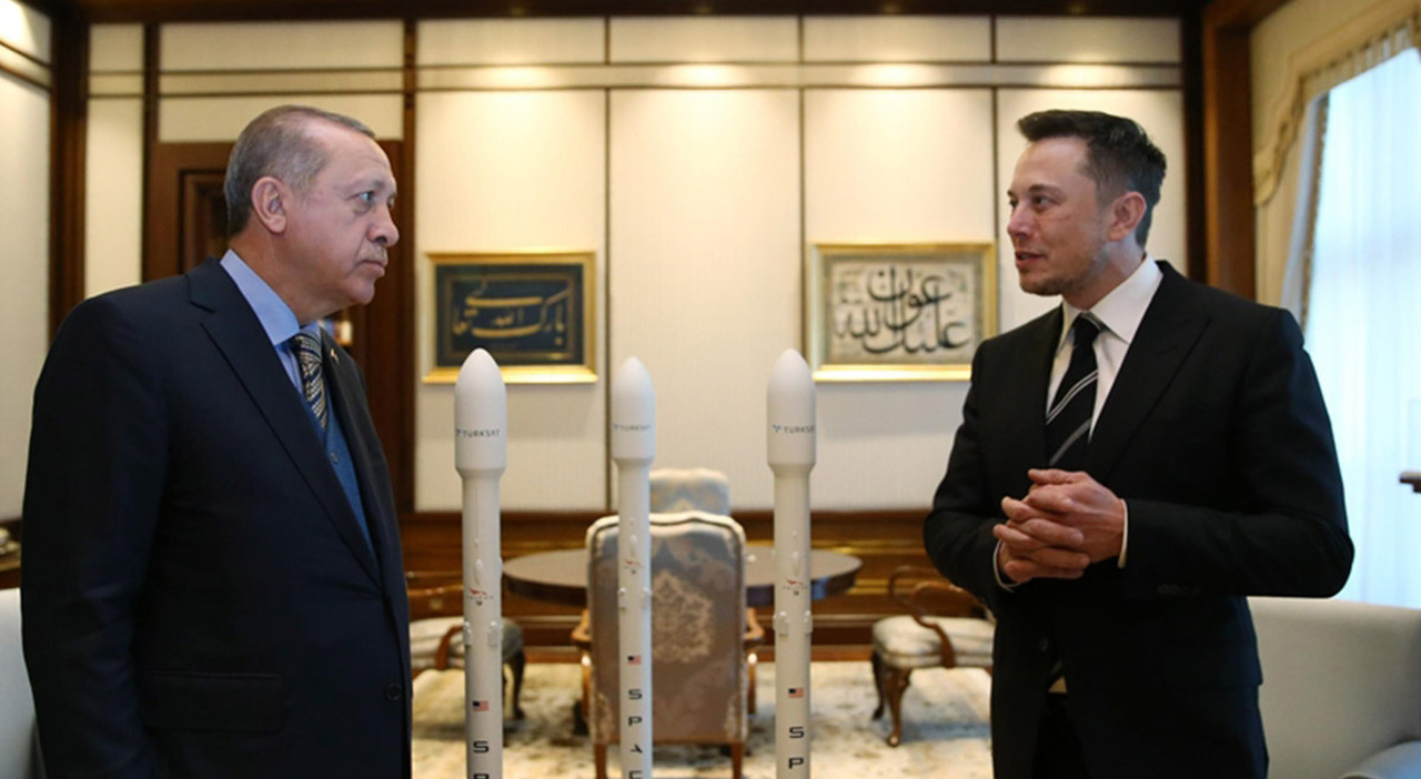 Tayyip Erdogan e Elon Musk. Il presidente turco ha chiesto al fondatore di Tesla di impiantare una gigafactory in Turchia offrendo disponibilità a collaborare anche nei settori dell'intelligenza artificiale e aerospaziale.