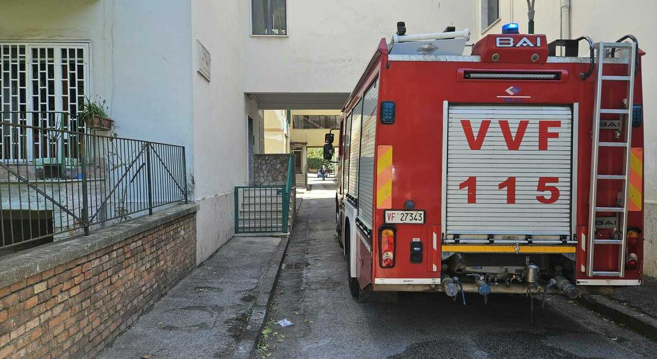 Napoli, ipovedente dimentica i documenti vicino al fornello: incendio in un edificio di Via San Donà