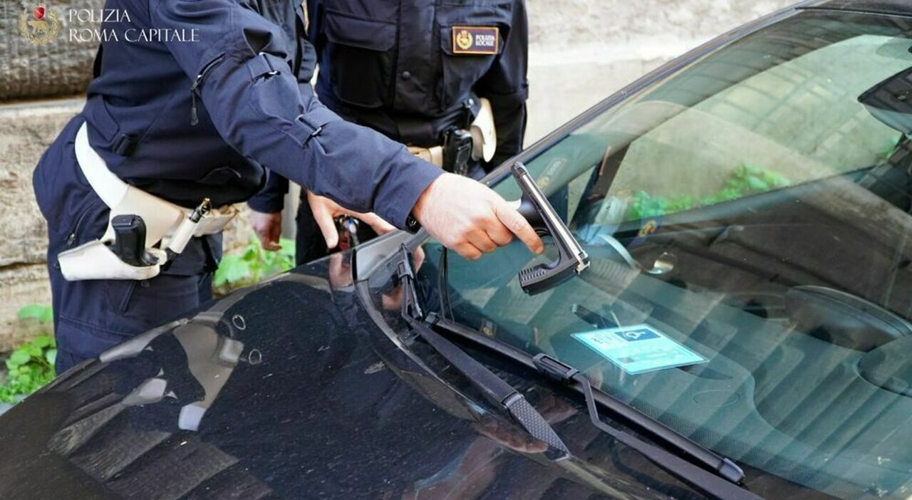 Un controllo della Polizia Municipale di Roma ad un'auto con permesso disabili