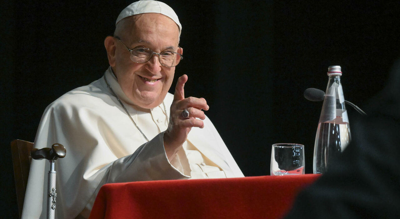 Papa Francesco dimesso domani dal Gemelli: «Risolte infezioni più gravi, 2 mesi per il recupero»