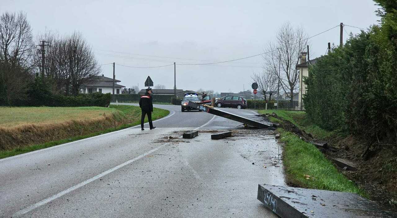 Camion sbanda e perde tre lastre di accaio da 25 tonnellate: gravi danni all