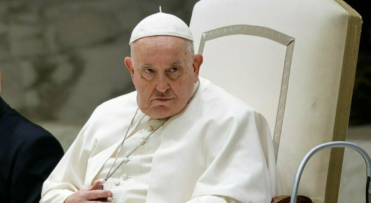 Papa Francesco sarà dimesso domani: «Polmonite risolta, si affaccerà per l