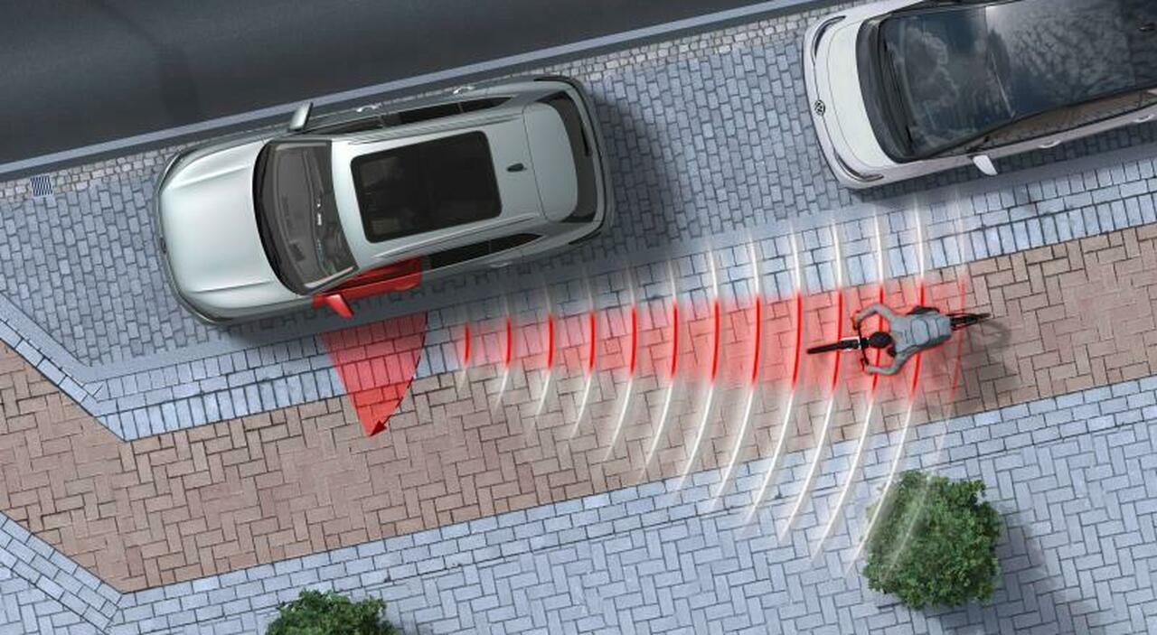 Questo nuovo sistema di avviso Volkswagen richiama l’attenzione (e se necessario blocca la porta) sul fatto che un utente della strada si sta avvicinando da dietro quando il veicolo è fermo
