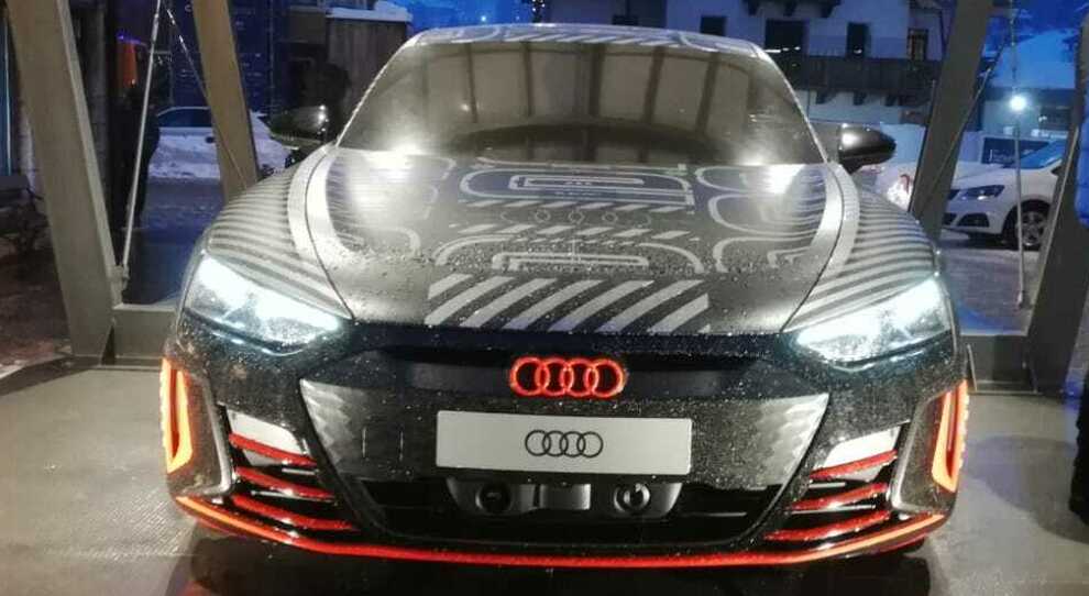 L'Audi RS e-tron GT sul palco di Cortina