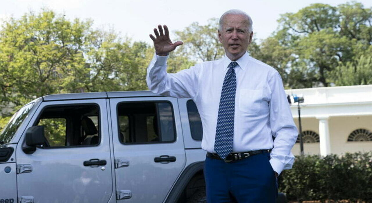 Il presidente Joe Biden con un'auto elettrica di produzione americana