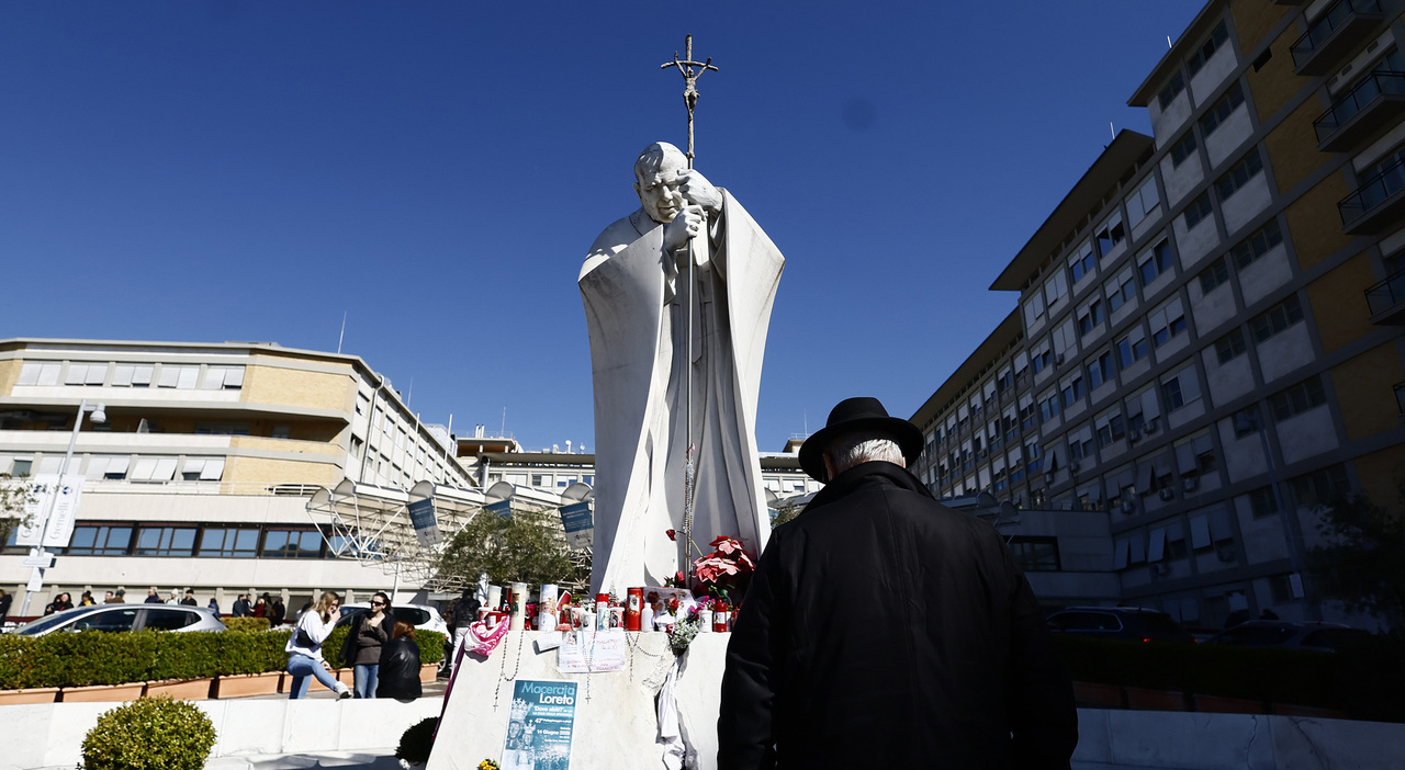 Papa Francesco, dalla paura del ricovero all'audio e alla prima foto: tutte le tappe, fino alle dimissioni