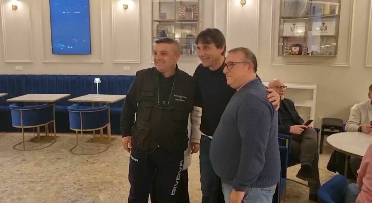 Napoli, visita di Antonio Conte al Teatro San Carlo: selfie e autografi, l