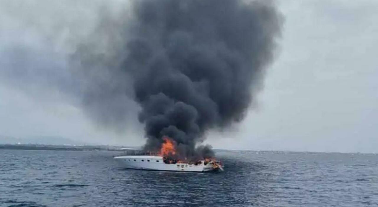 Ostia, yacht in fiamme al largo di Capocotta paura per tre famiglie