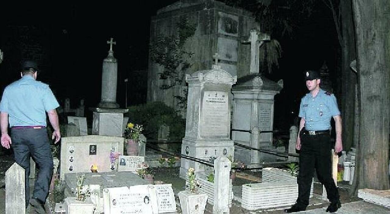 Messe nere al cimitero, trovate tracce di sangue e tombe forzate