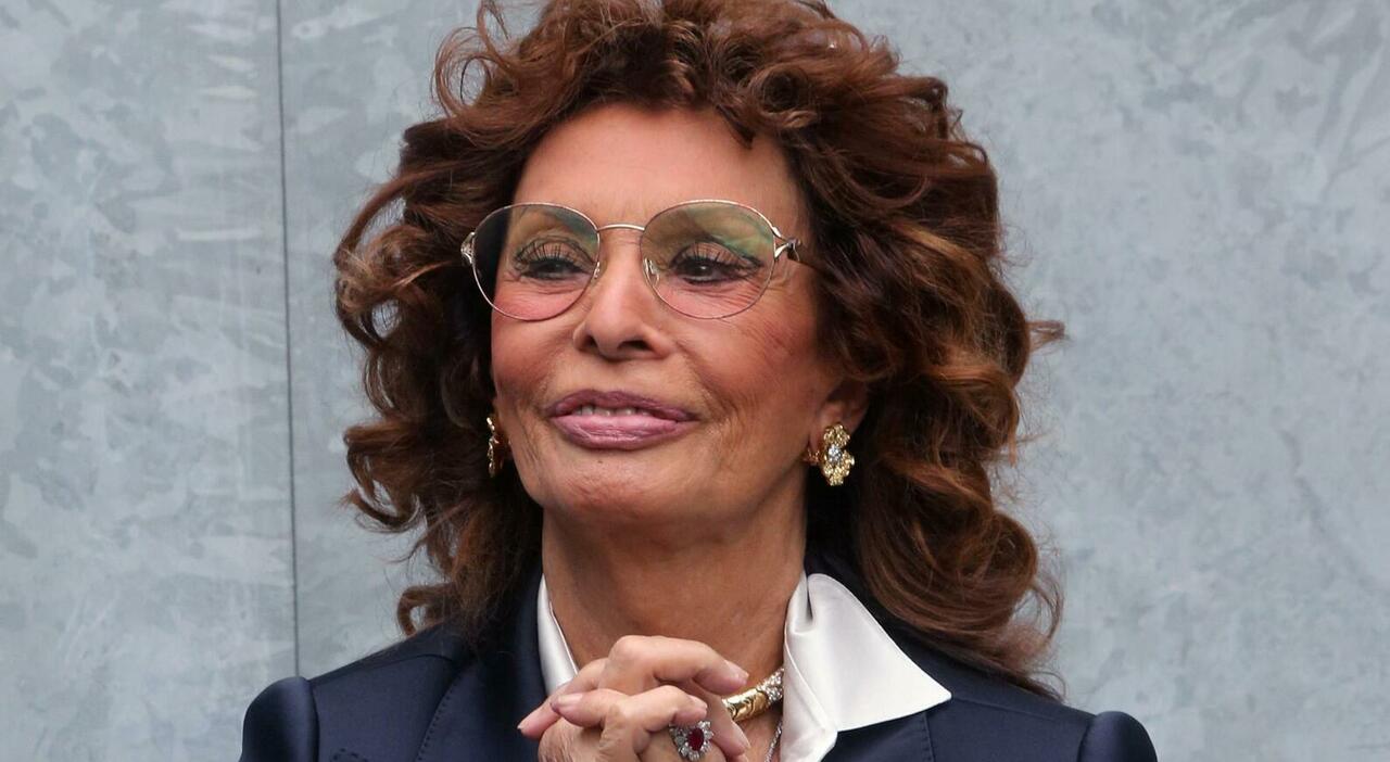 Sophia Loren caduta in casa, ricoverata e operata per la frattura del femore. «Sta bene»