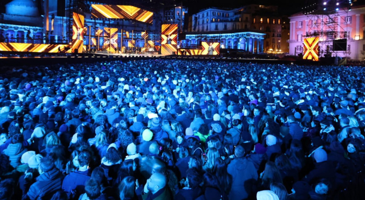 Finale X Factor a Napoli, piazza Plebiscito piena: Robbie Williams apre l