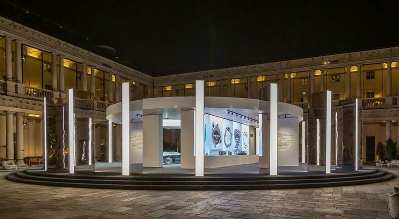 L installazione The Domino Act di Gabriele Chiave al luxury hotel Portrait ha infatti fatto registrare un afflusso di pubblico degno di nota, toccando i 101.000 visitatori dal 17 al 23 aprile