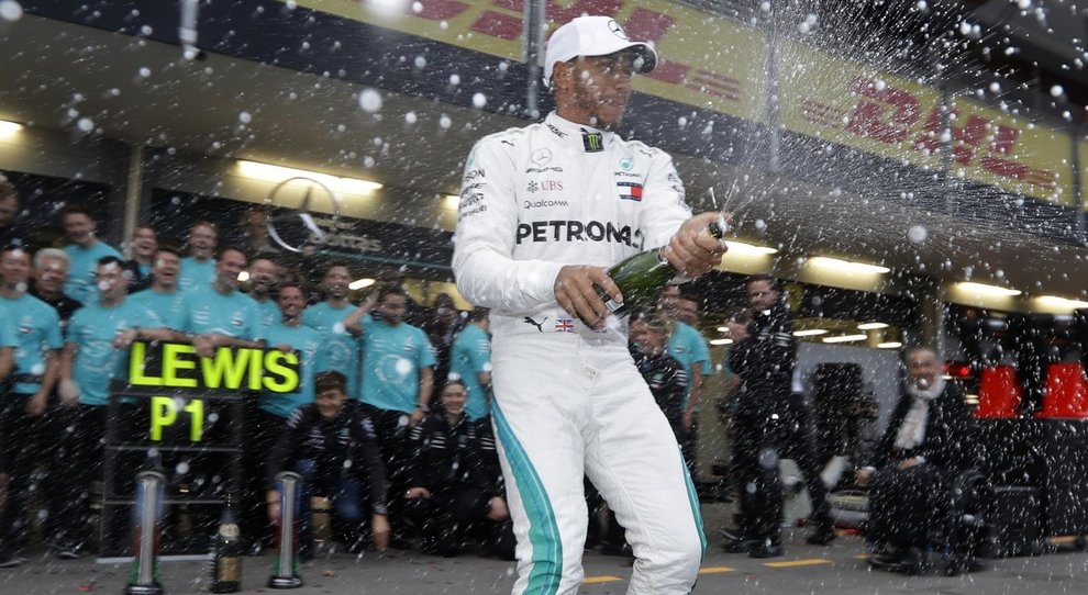 Lewis Hamilton festeggia la vittoria