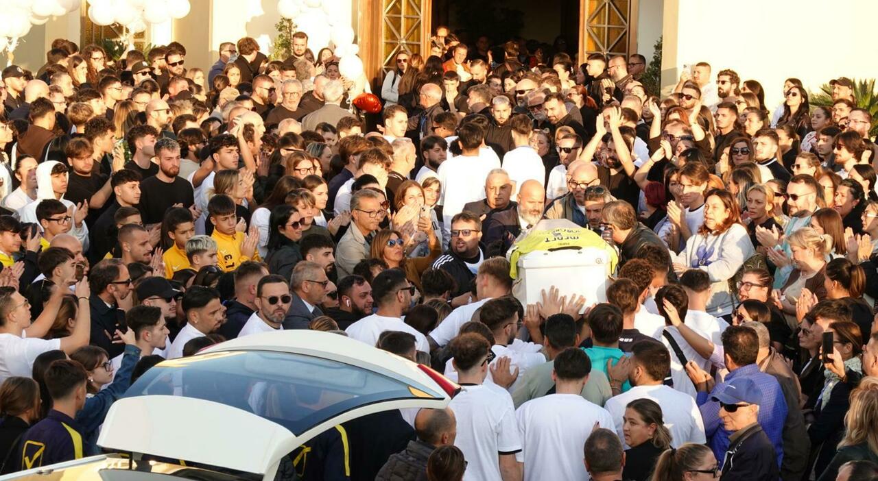 Santo Romano ucciso a San Sebastiano al Vesuvio, i funerali a Casoria. Folla per l