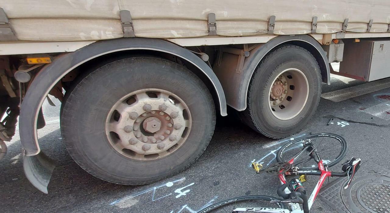 Incidente a Napoli, ciclista travolto e ucciso, il Comune: «Fermiamo la strage»