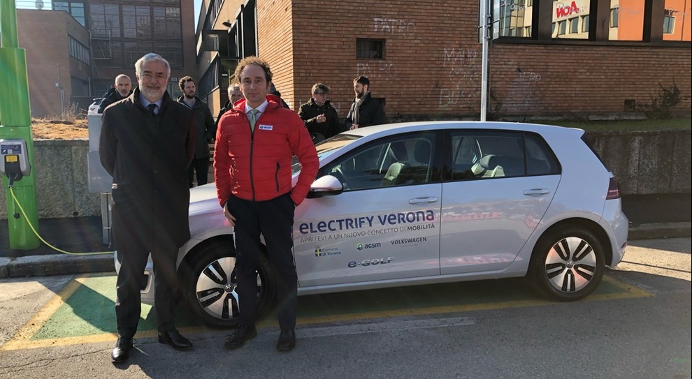 Da sinistra Massimo Nordio, AD di Volkswagen Group Italia, e Michele Croce, Presidente di AGSM Verona