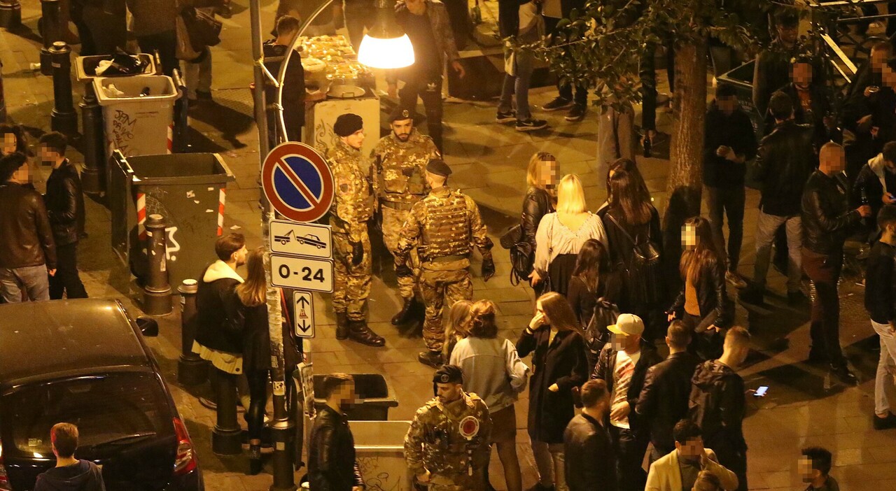 Napoli, Far West a piazza Bellini e giovanissimi con le pistole: «Folla in fuga dai baretti»