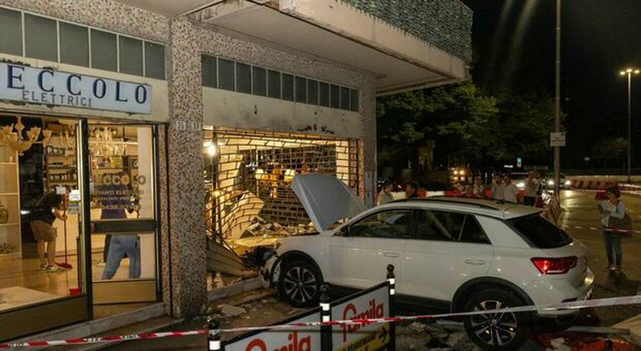 Incidente a Conegliano, perde il controllo dell?auto e sfonda la vetrina del negozio