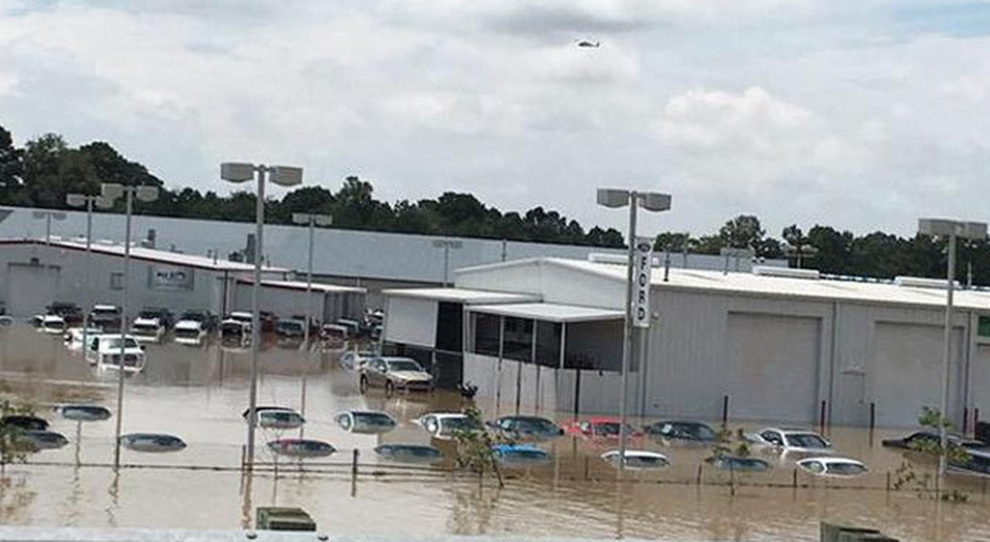 Il piazzale di un concessionario Ford in Texas dopo il passaggio dell'uraganao Harvey