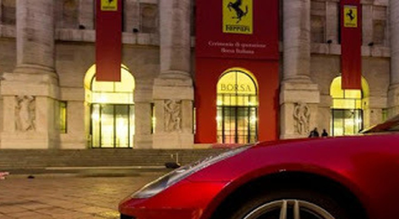 Una Ferrari davanti a Piazza Affari a Milano