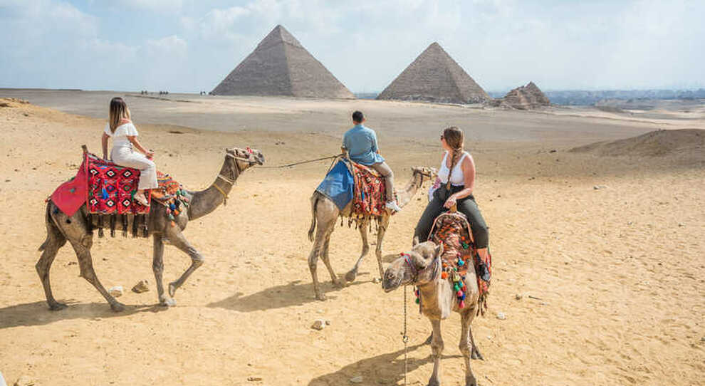 Egitto, auto elettriche al posto dei cammelli per la visita alle Piramidi: esultano gli animalisti