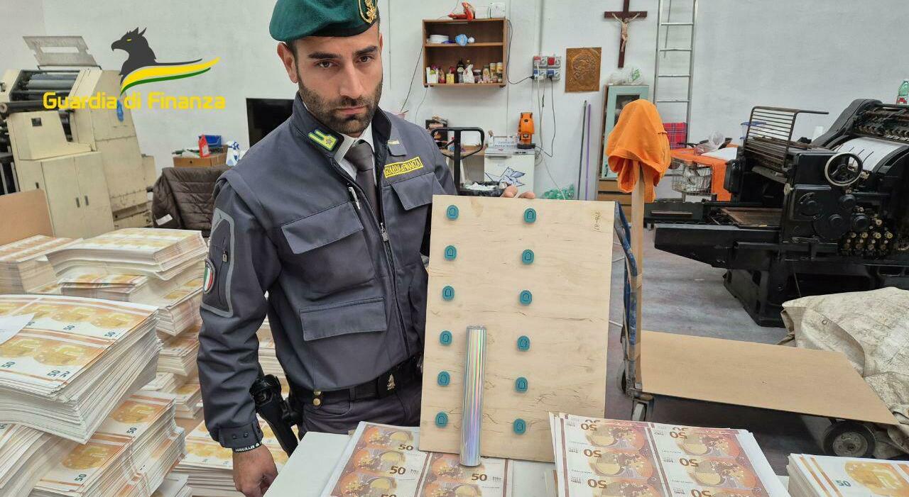 Napoli, tipografia di false banconote in un capannone di Ponticelli: sequestrati 48 milioni di euro contraffatti e arrestate 7 persone