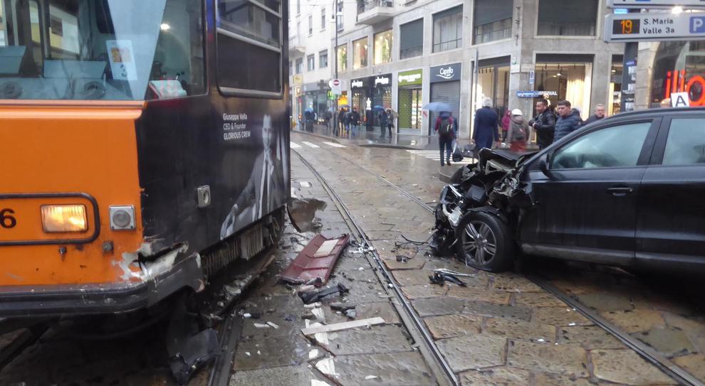 Milano, lunedì per i tram in centro: scontro con auto e bimbo ferito ...