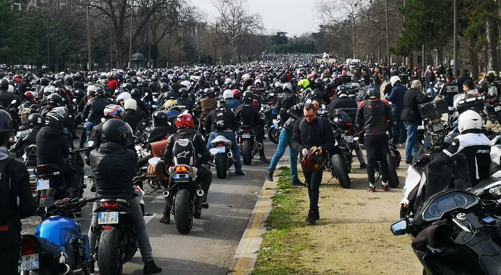 L'Avenue Foch della capitale francese inondata da biker