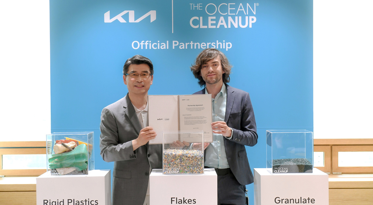 Ho Sung Song, Presidente e CEO di Kia Corporation e Boyan Slat, Fondatore e CEO di Ocean Cleanup, hanno ufficialmente siglato l accordo nel corso di una cerimonia presso la sede centrale di Kia a Seoul.