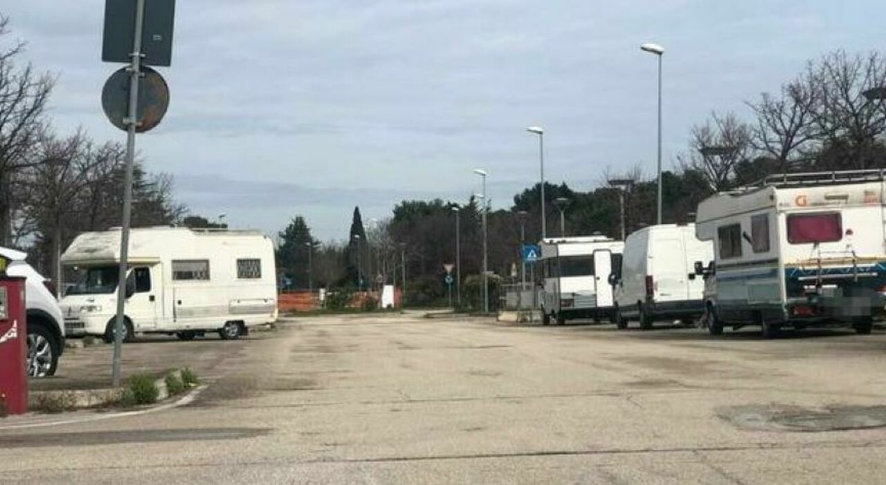 Nell?area per i camper ecco i rom al posto dei turisti. Una carovana di nomadi nella zona commerciale