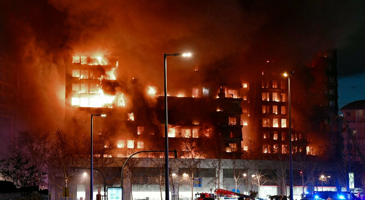 Valencia, maxi incendio divora un grattacielo: almeno 14 feriti. Drone individua 4 corpi carbonizzati. Cosa è successo