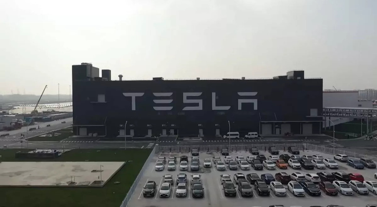 Tesla ha lanciato ufficialmente oggi i suoi piani per una gigantesca fabbrica di batterie a Shanghai