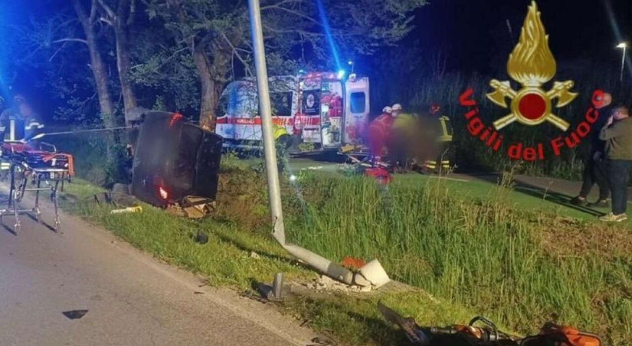 Porsche a tutta velocità si schianta su un albero: morto un 32enne, sette  feriti. Grave la donna che era con lui