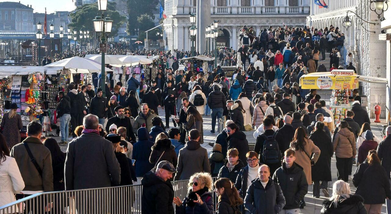 Turismo, anche dopo Natale a Venezia è boom di «mordi e fuggi»: a decine di migliaia per le calli. L