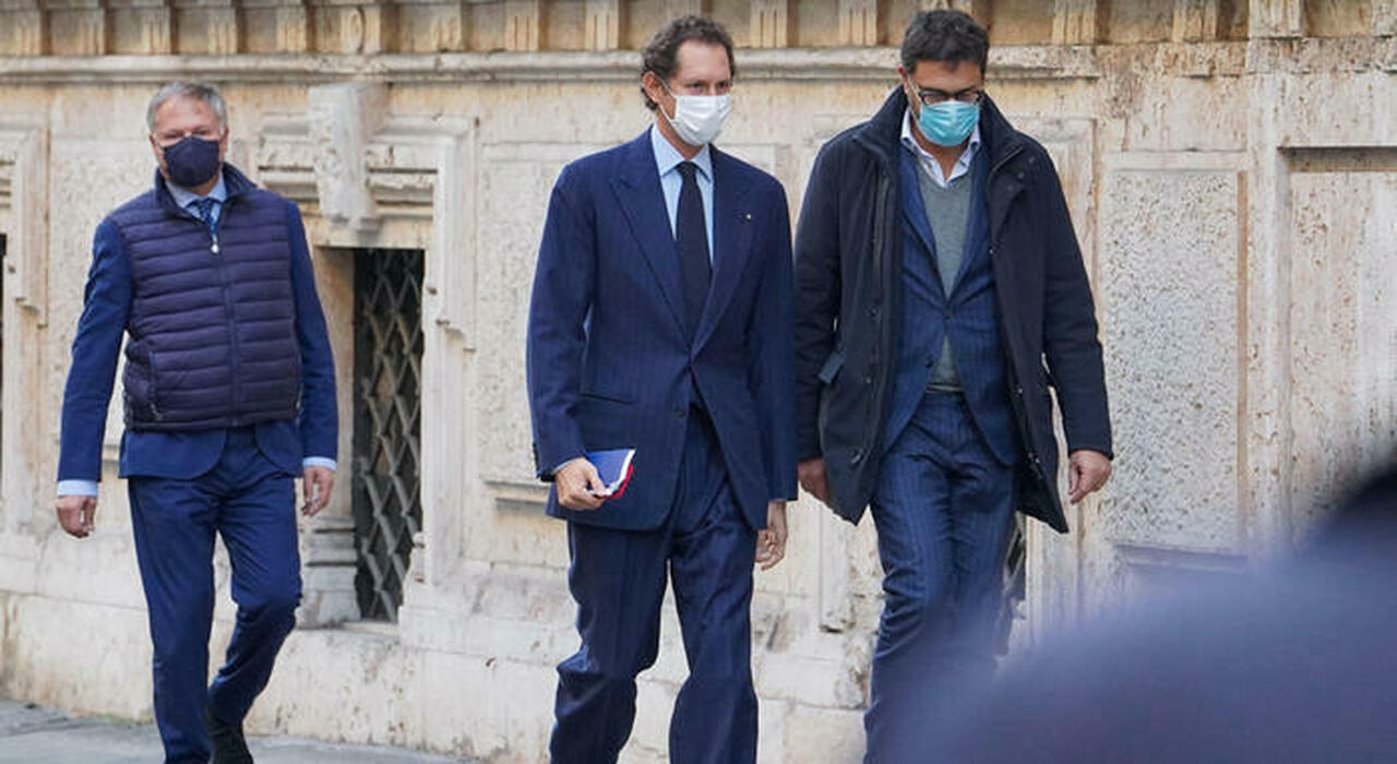 Il presidente di Stellantis John Elkann mentre entra a Palazzo Chigi per l'incontro con il premier Mario Draghi