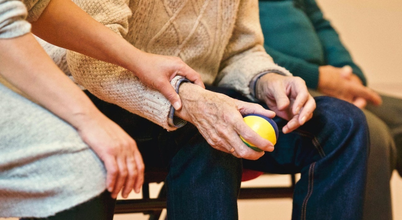 Alzheimer, 600 mila persone in Italia ne soffrono: sintomi e segnali d