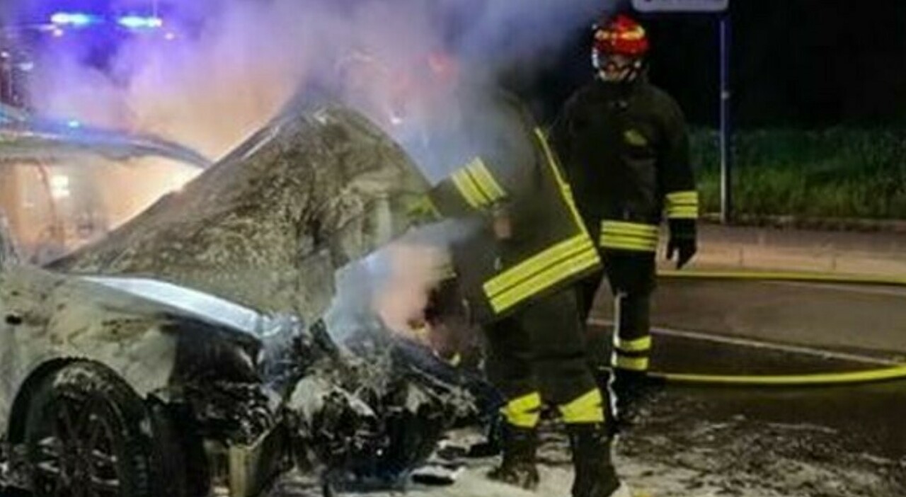 Auto si schianta contro un albero e prende fuoco: donna muore tra le ...