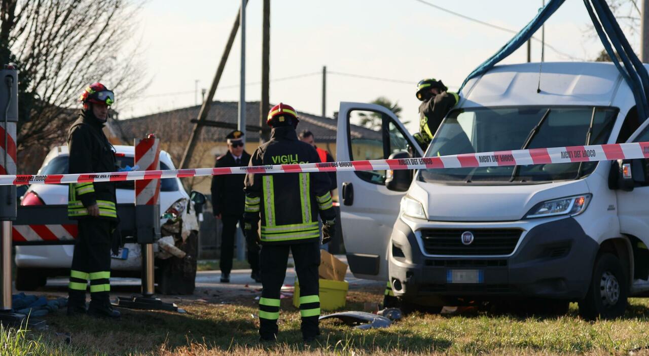 Doppio incidente, una donna scende a controllare i danni e viene investita da un furgone in testacoda: morta sul colpo