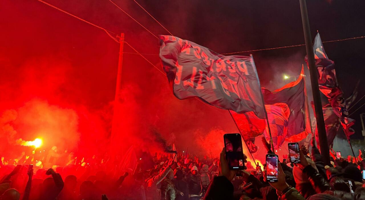 Tifosi del Napoli a Capodichino: migliaia di napoletani in aeroporto