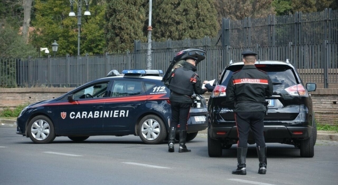 Imprenditore arrestato a Roma per aver colpito un operaio con un’accetta in seguito a una disputa sui pagamenti.