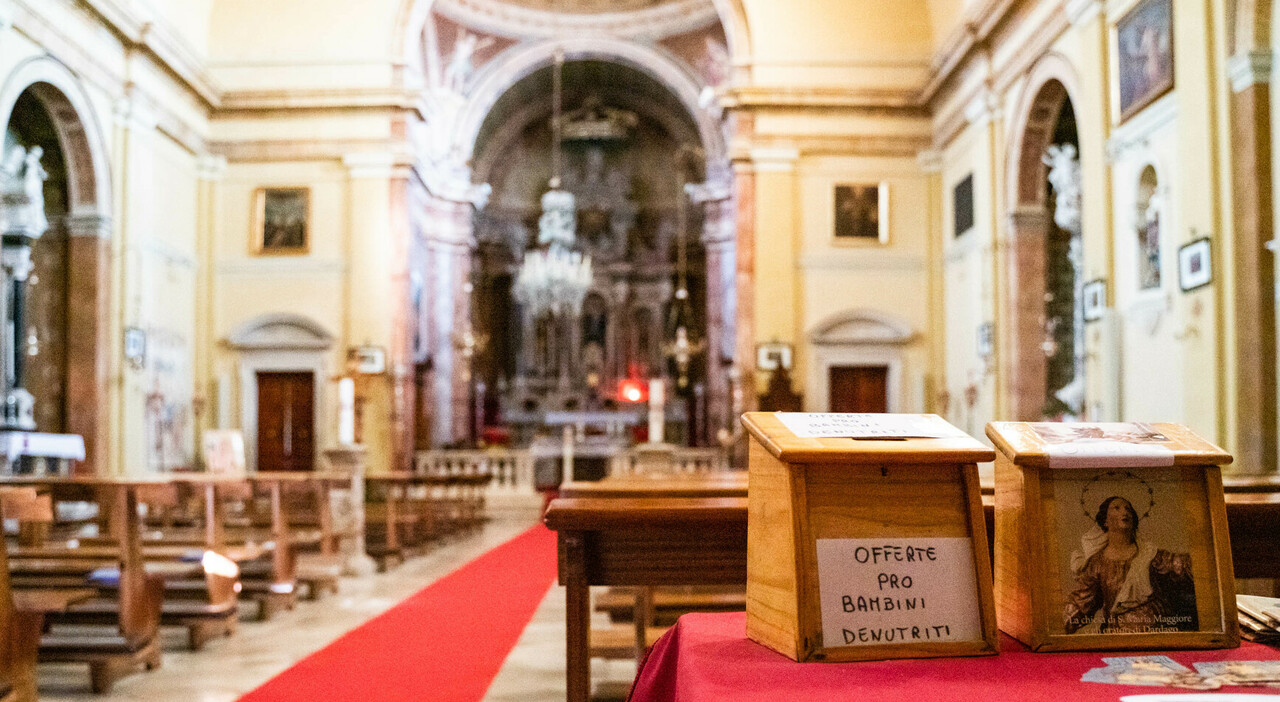 Bancomat in chiesa per raccogliere le offerte: «Ormai nessuno gira con le monetine, dobbiamo stare al passo con i tempi»