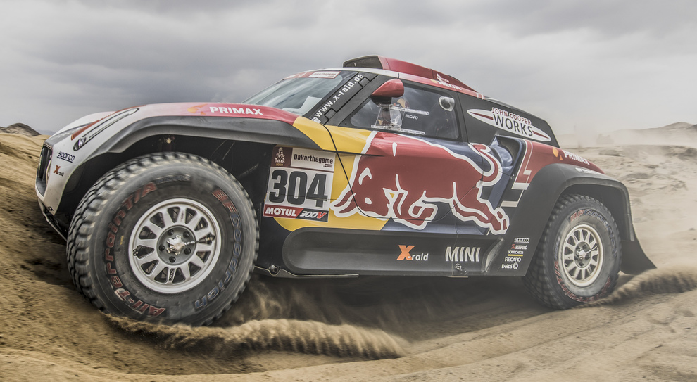 La Mini Buggy di Peterhansel impegnata in un difficile passaggio durante la terza tappa della Dakar 2019