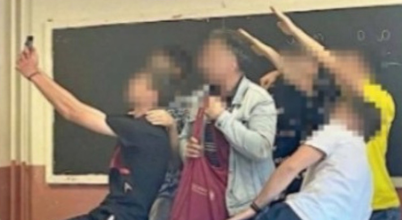 Prof di liceo fa fare il saluto romano agli studenti, bullizza quelli stranieri o gay e mima atti sessuali in classe. «Chi lo seguiva prendeva voti alti»