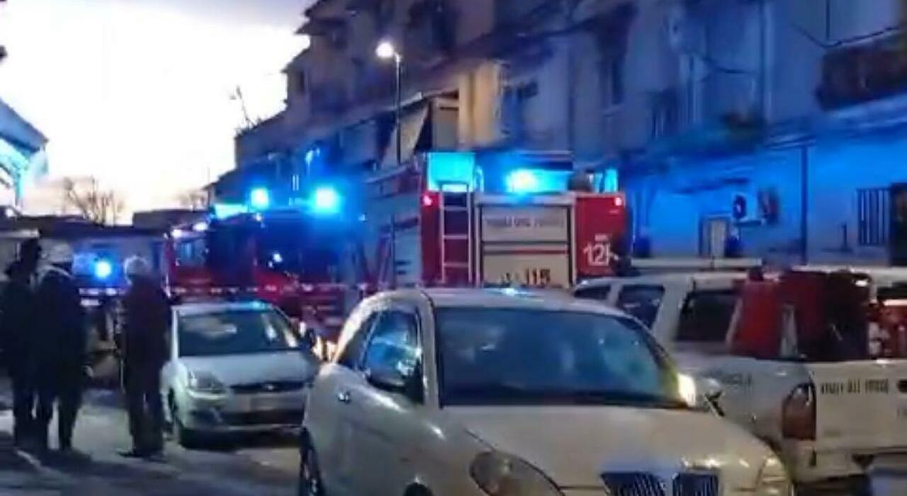 Incendio a Secondigliano, rogo in una palazzina: persone ustionate ed intossicate