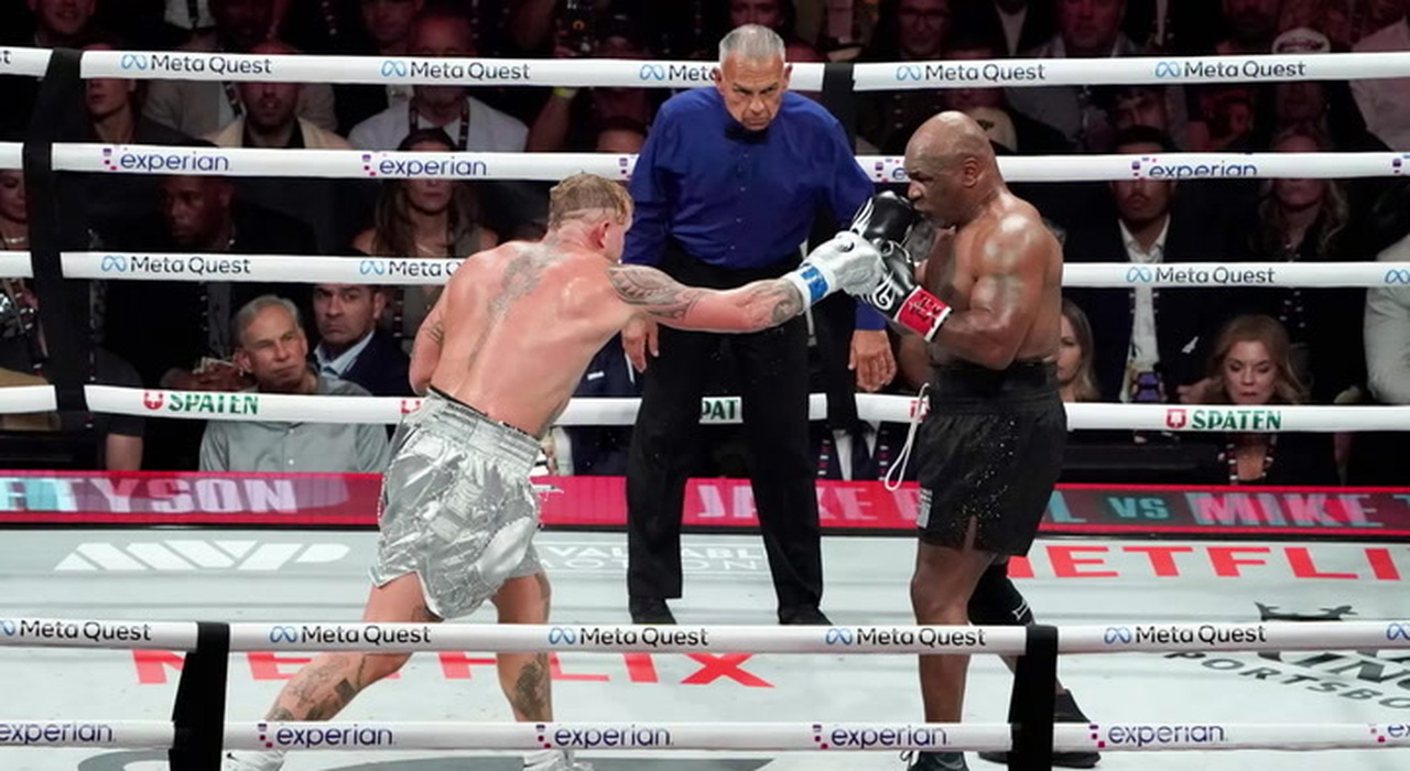 Jake Paul sconfigge Mike Tyson ai punti, la decisione unanime nel match show di Netflix