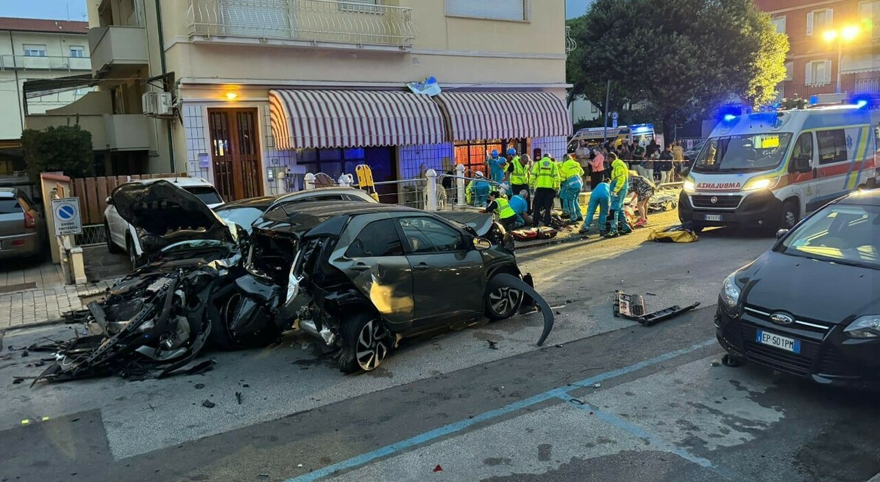 Incidente a Lido di Camaiore, auto si scontra con due vetture e investe 8 persone: due morti e sei feriti