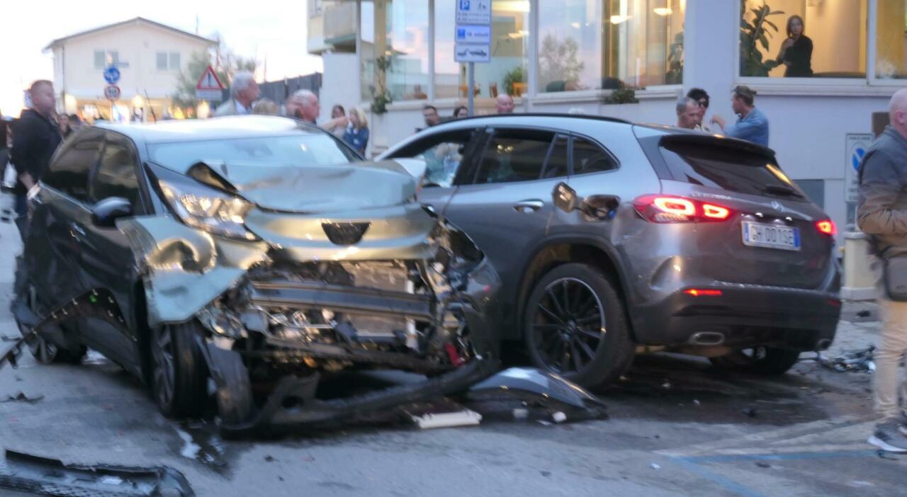 Incidente a Lido di Camaiore, auto si scontra con due vetture e investe 8 persone: morte due turiste tedesche