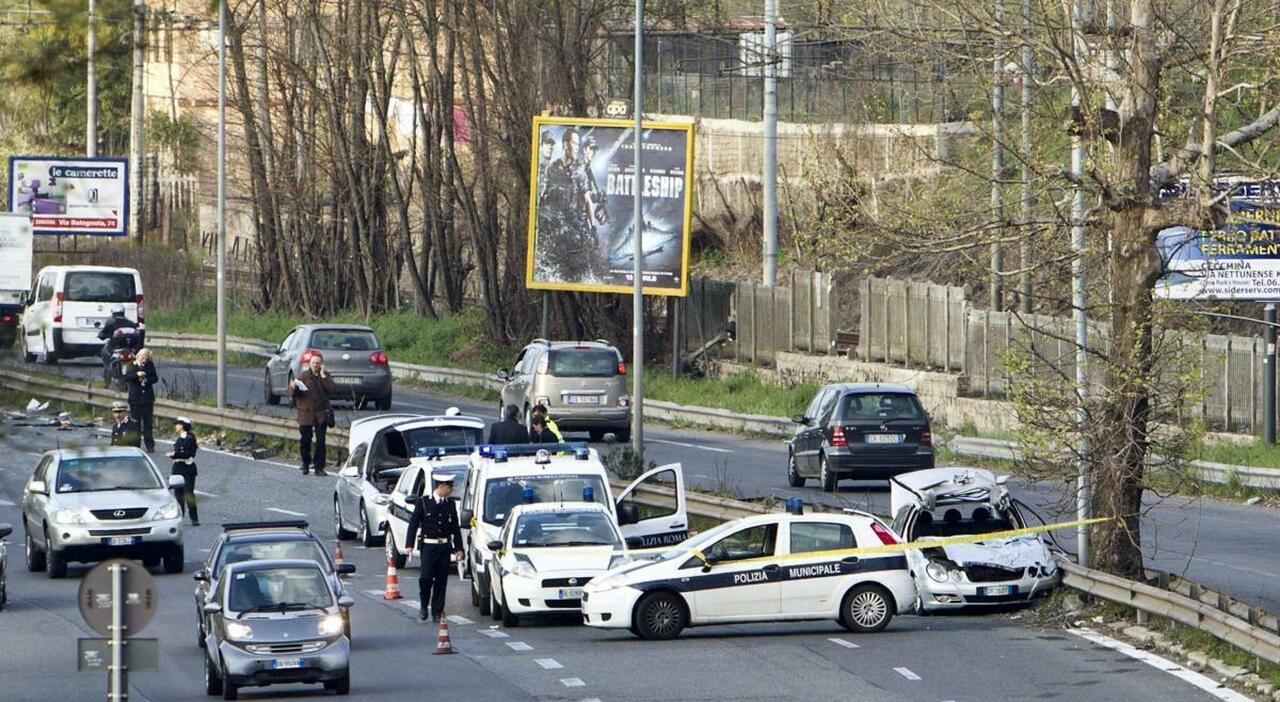 Un incidente stradale a Pomezia coinvolge due auto e una moto, causando la morte di un giovane di 29 anni.