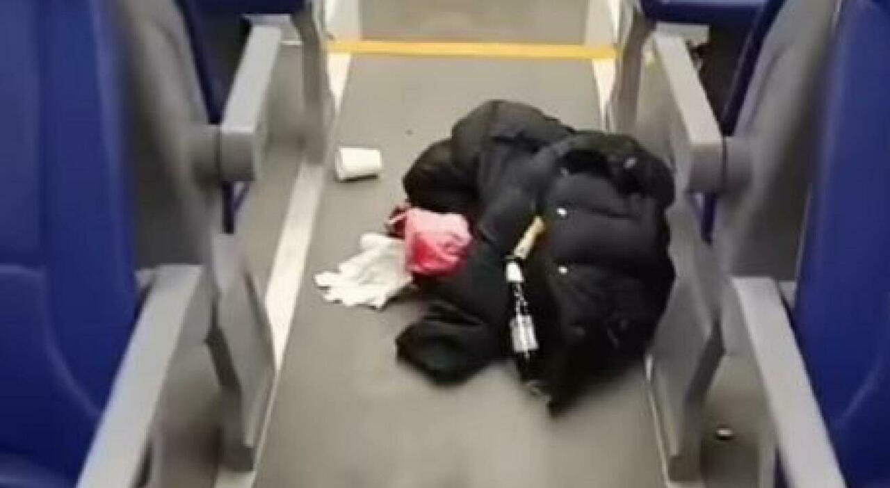 Assalto al treno dei tifosi del Mantova prima della sfida a Modena, convoglio devastato